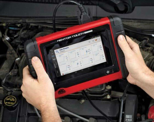 Photo of mobile mechanic conducting a vehicle diagnostic test.